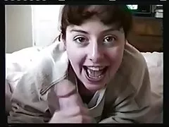 Asiatiske dukker porno guy fucks jente uten fjerne sin t-skjorte