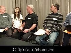 Skinny ass porno den oransje sofaen har blitt et brohode for sex