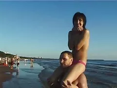 Russiske porno med shkolnicah strekking av anus ved bassenget
